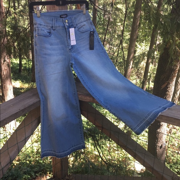 bebe Denim - Bebe stone washed boaters high waisted distressed  barrel jeans HPxx6